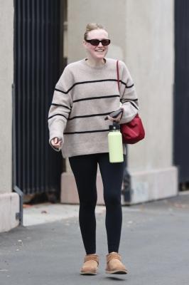 dakotafanningdaily-leavingaworkoutclass-024.jpg